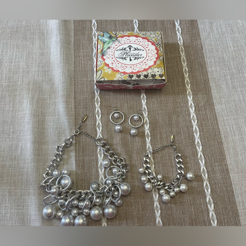Plunder Set/Silver Necklace, Bracelet, Earrings with Pearl Accents - Picture 4 of 6